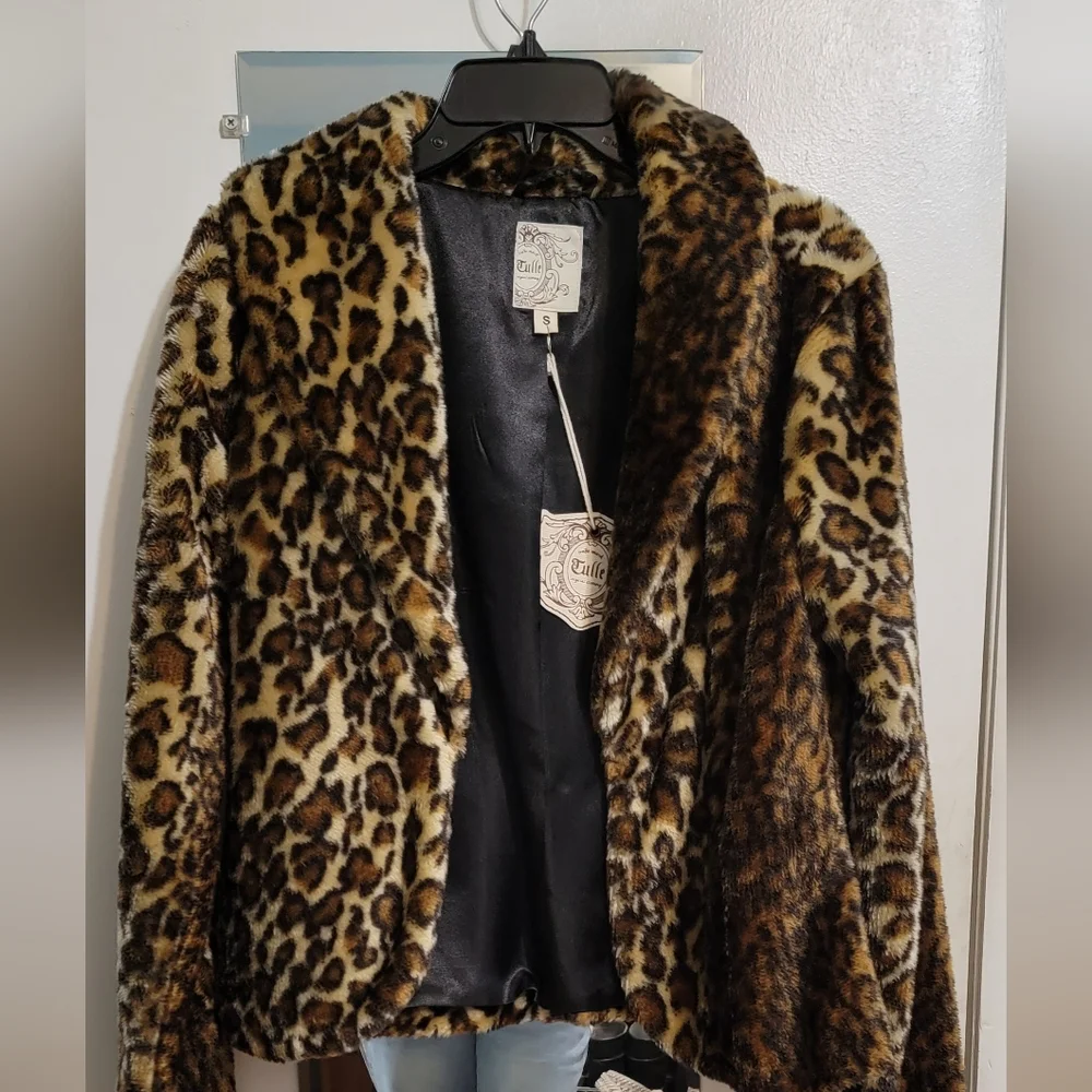 Velvety soft leopard faux fur 🐾 - Picture 3 of 5